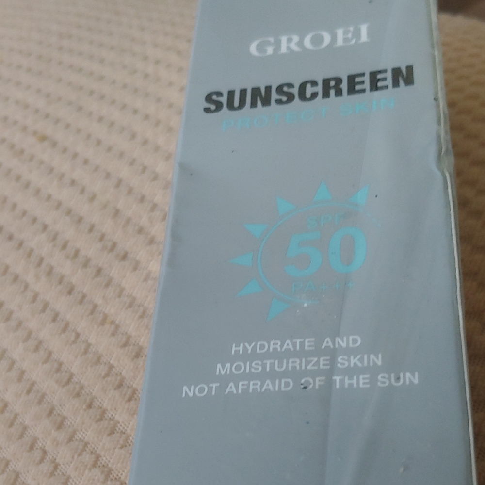 Sunscreen SPF 50 - Gray Box Hydrates And Mouisterize Skin